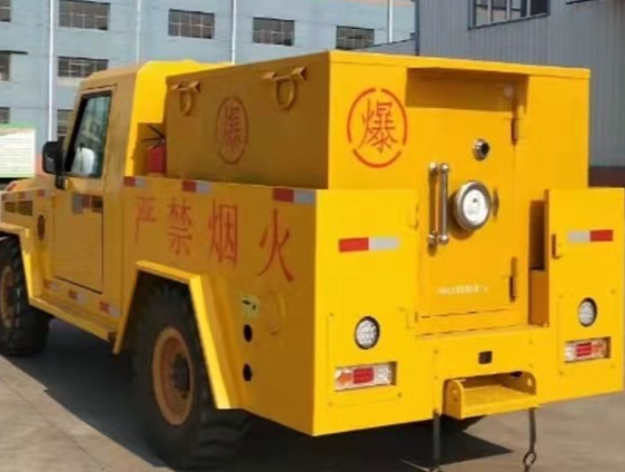 玛纳斯凯龙爆破器材运输车：保障爆破任务的安全运行